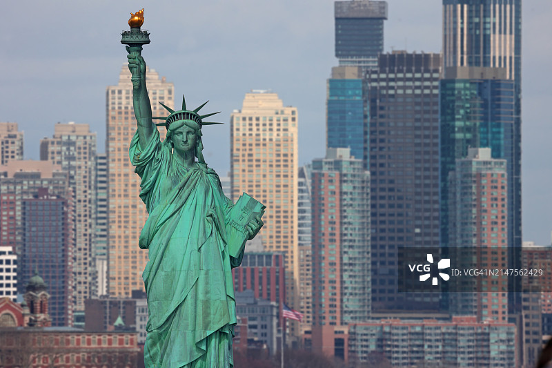 自由女神像和城市天际线鸟瞰图图片素材