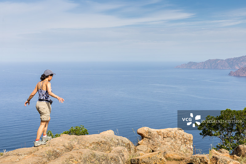女人走在皮亚纳的卡兰奇图片素材