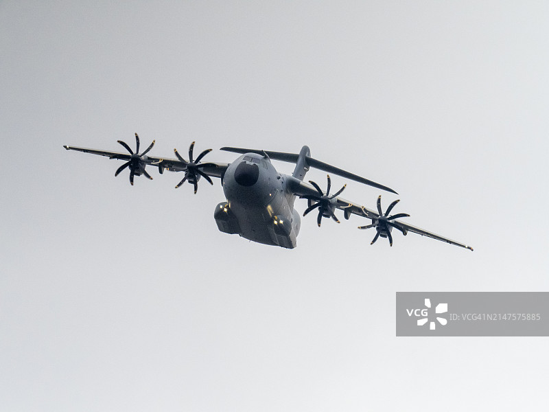 飞越英国兰开夏郡的军用运输机图片素材