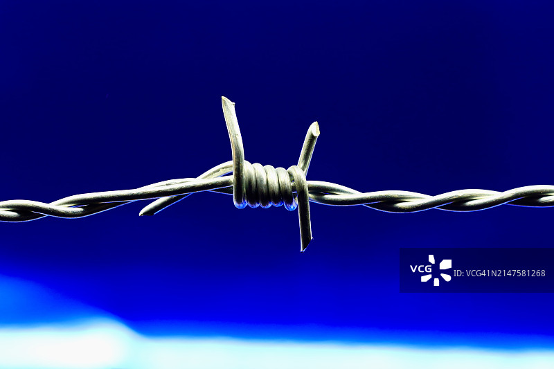 带刺铁丝网围栏的船舷特写图片素材