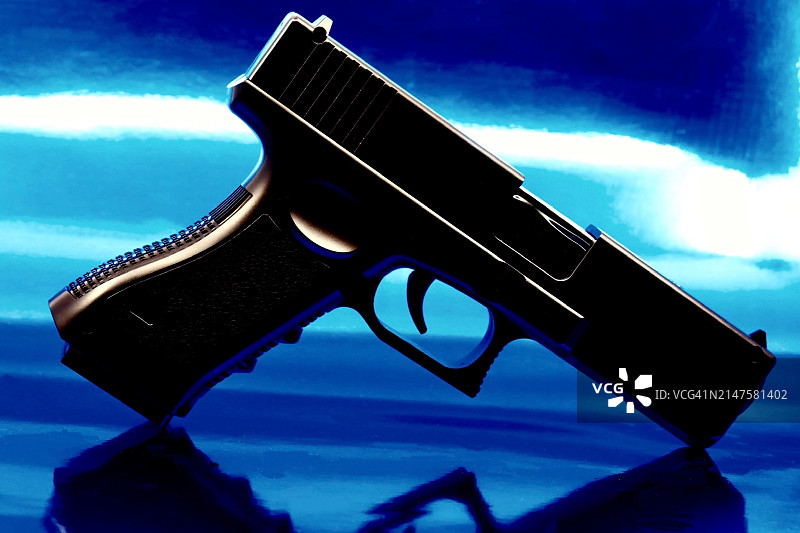 蓝色背景上的手枪图片素材