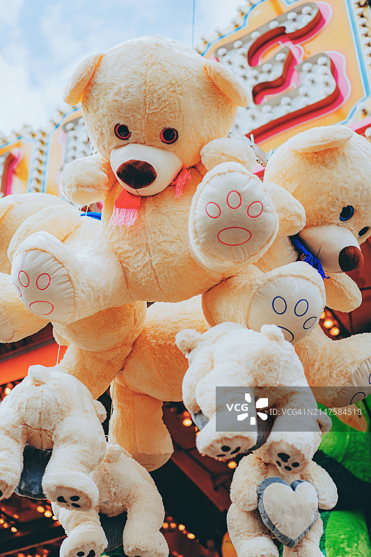 游乐园射击游戏中赢得奖品的泰迪熊图片素材