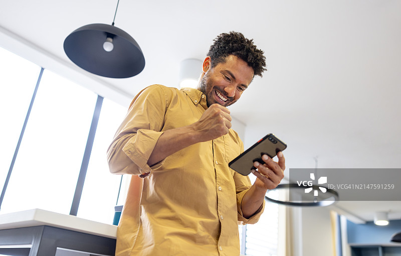 欣喜的商人收到好消息并在办公室庆祝图片素材