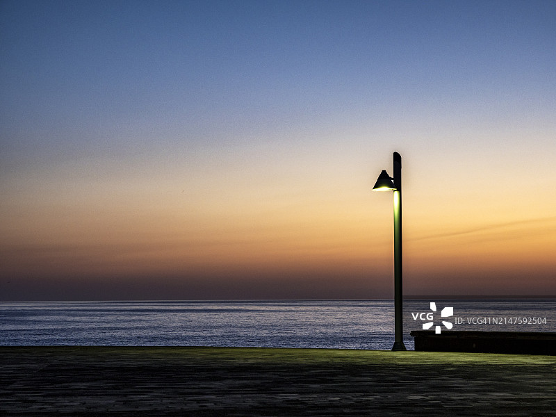 宁静的黎明海边街景图片素材