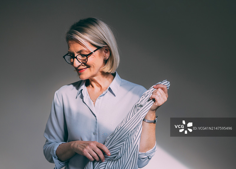 优雅的专业人士肩披条纹衬衫图片素材