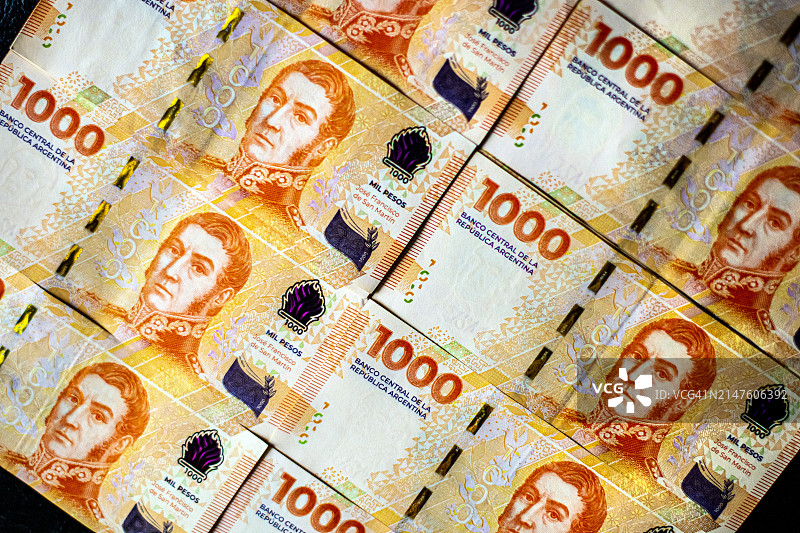 现金中的1000阿根廷比索纸币（新设计：何塞·德·圣马丁）图片素材