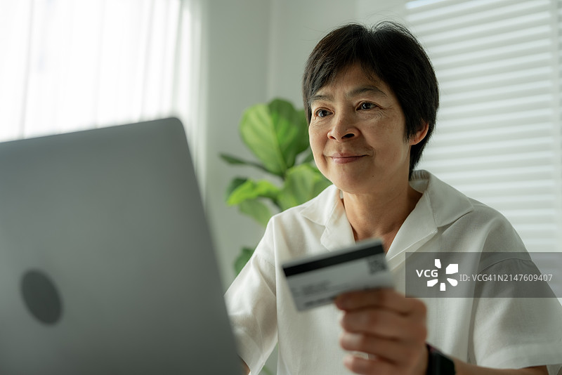 查看身份证时输入信息。图片素材