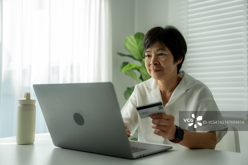 查看身份证时输入信息。图片素材