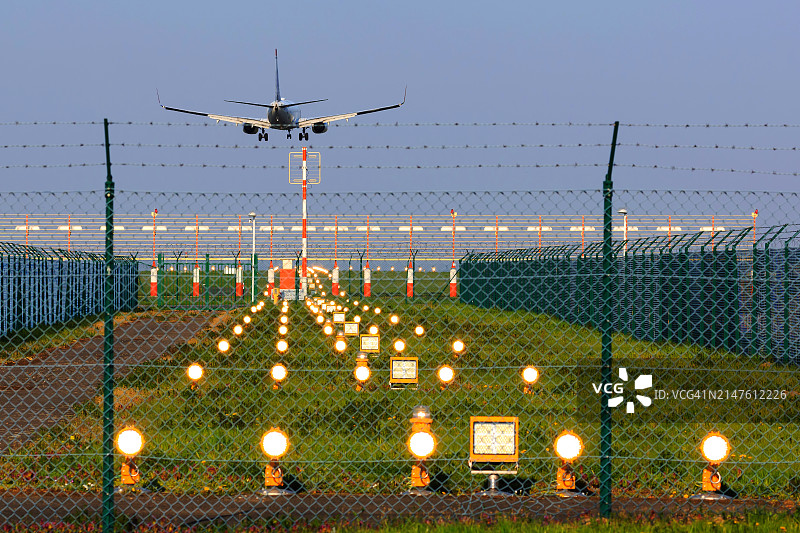 机场引导灯降落的客机图片素材