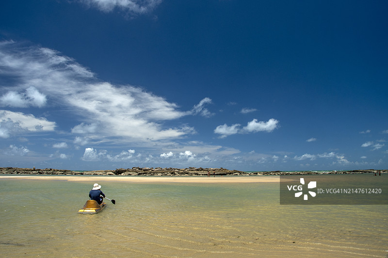 男人在巴西卡穆鲁平海滩划皮划艇，该海滩位于北里奥格兰德州纳塔尔大都市区的尼西亚弗洛雷斯塔。2024年3月24日图片素材