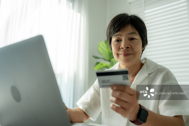 查看身份证时输入信息。图片素材