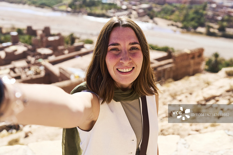 在摩洛哥自拍的年轻漂亮女人正面照图片素材