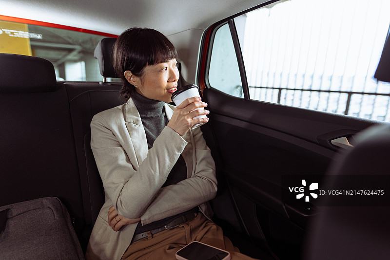 中年妇女在后座享受旅程图片素材