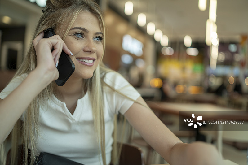 电话里的女人图片素材
