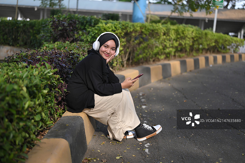 少女在街上听音乐图片素材