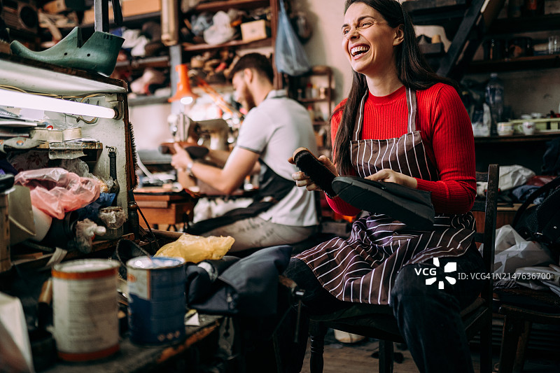 年轻的修鞋匠图片素材