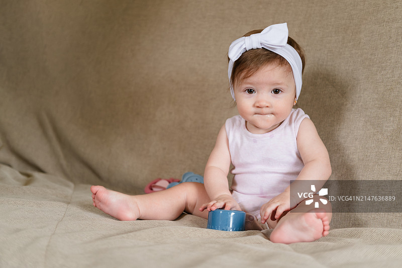 可爱女宝宝在室内玩玩具图片素材