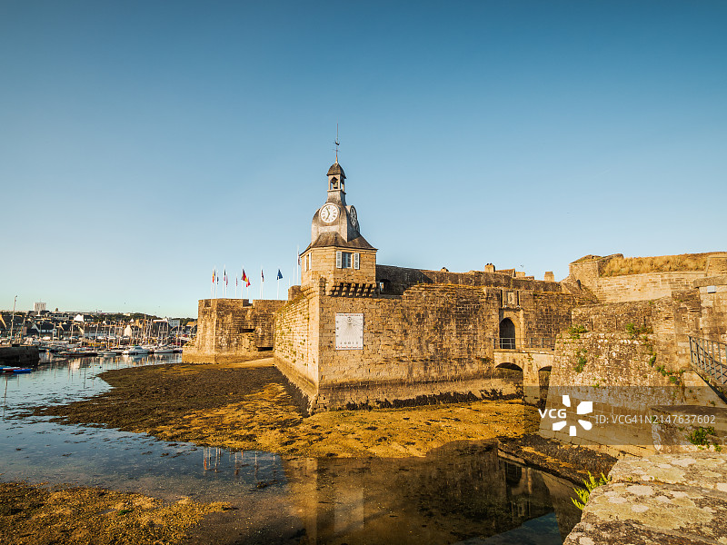 法国布列塔尼Concarneau中世纪古镇的钟楼和城墙广角景观图片素材