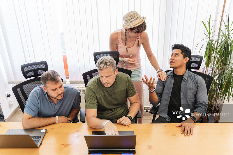 初创企业家在启动会议上分享想法和活力图片素材