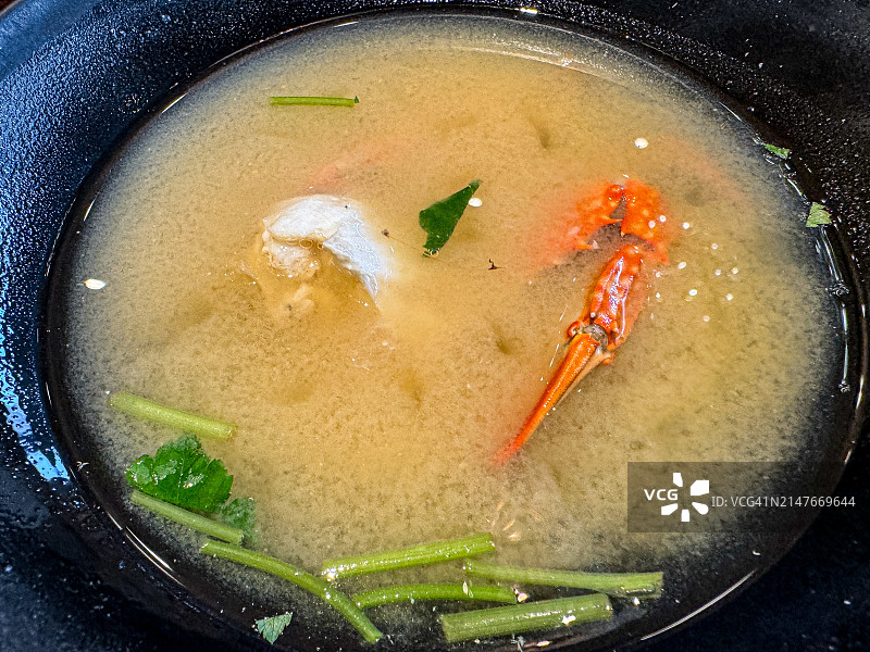 蟹味增汤：碗中的美味佳肴图片素材