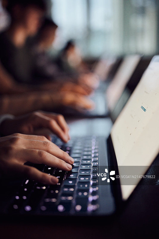 在电脑上打字！图片素材