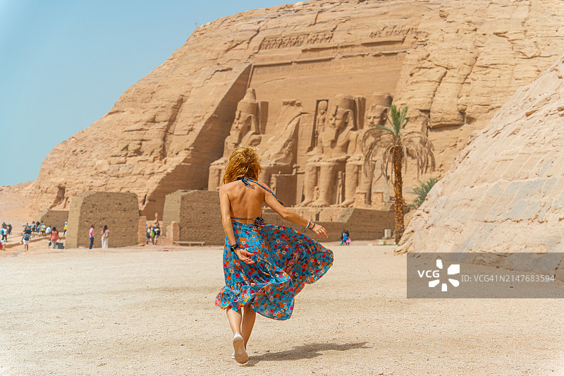 走进埃及阿布辛贝神庙的女人图片素材
