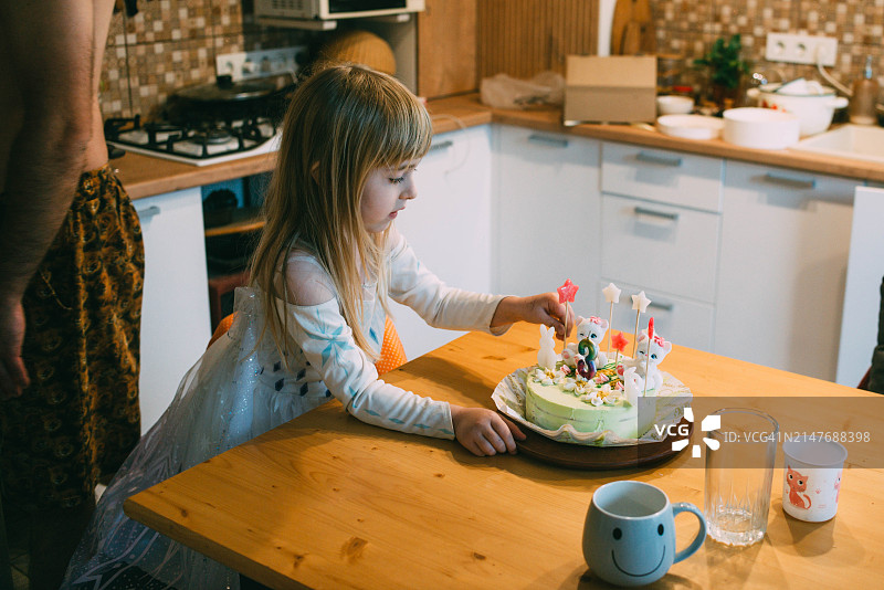 儿童在家庆祝生日，有生日蛋糕图片素材