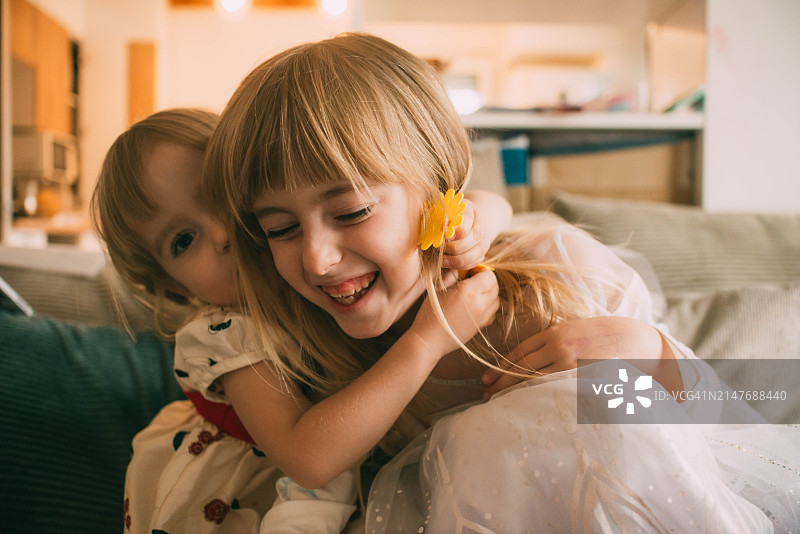 快乐的姐妹在家欢笑拥抱图片素材