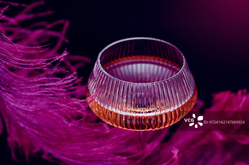 浪漫的酒杯羽毛贺卡图片素材