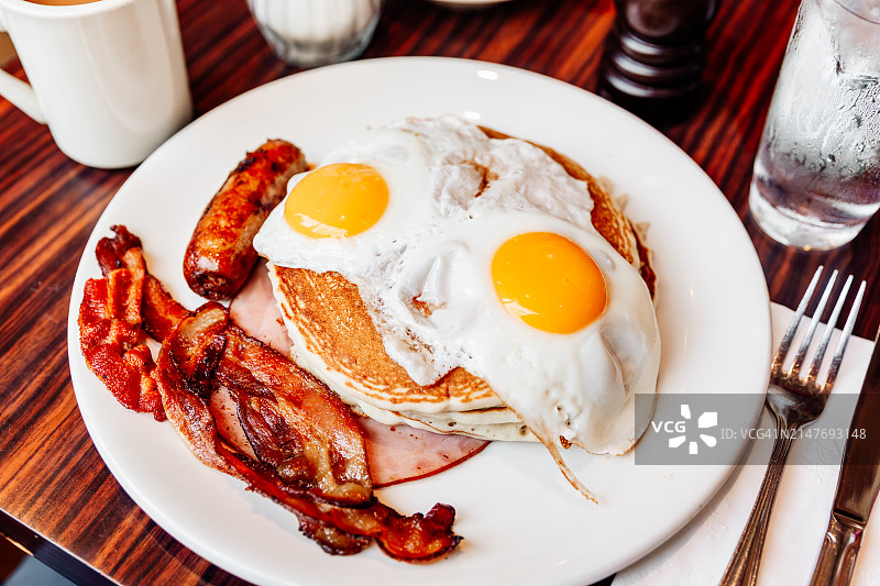 美式早餐：培根、火腿、香肠和单面煎蛋图片素材