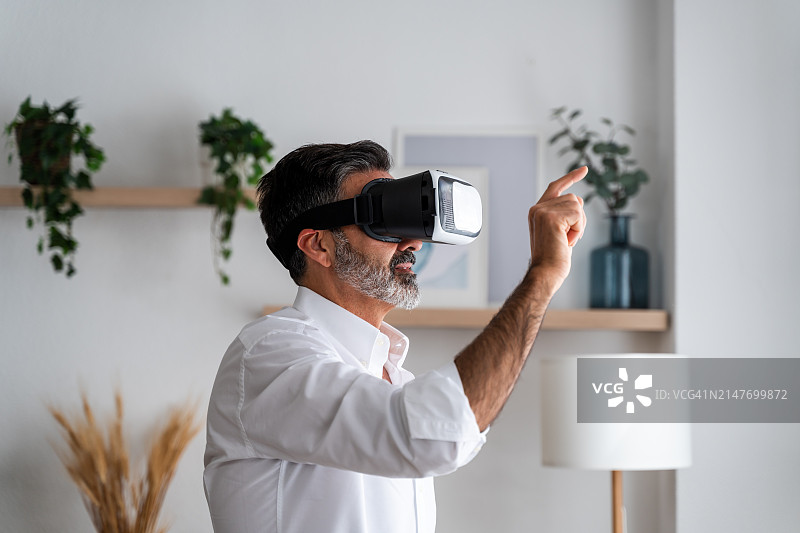 在家体验VR的男人图片素材