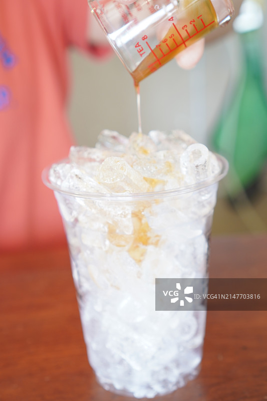 塑料杯装焦糖冰块图片素材