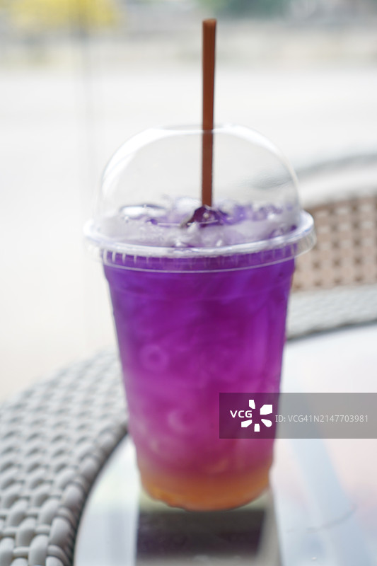 蝶豆花汁加蜂蜜和柠檬苏打图片素材