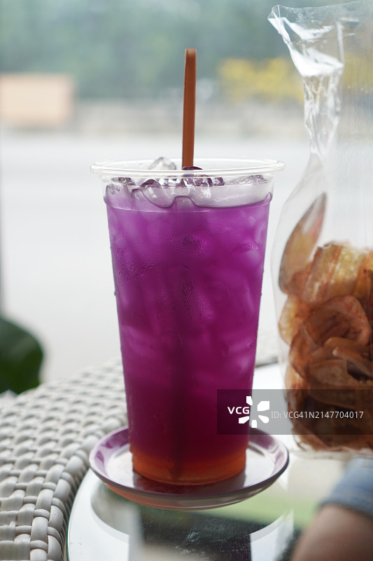 蝶豆花汁加蜂蜜和柠檬苏打图片素材