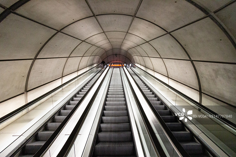 带有自动扶梯的地铁隧道透视图图片素材