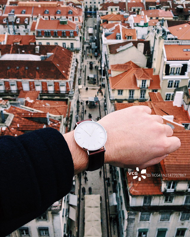 眺望里斯本城市景观的钟楼视角图片素材