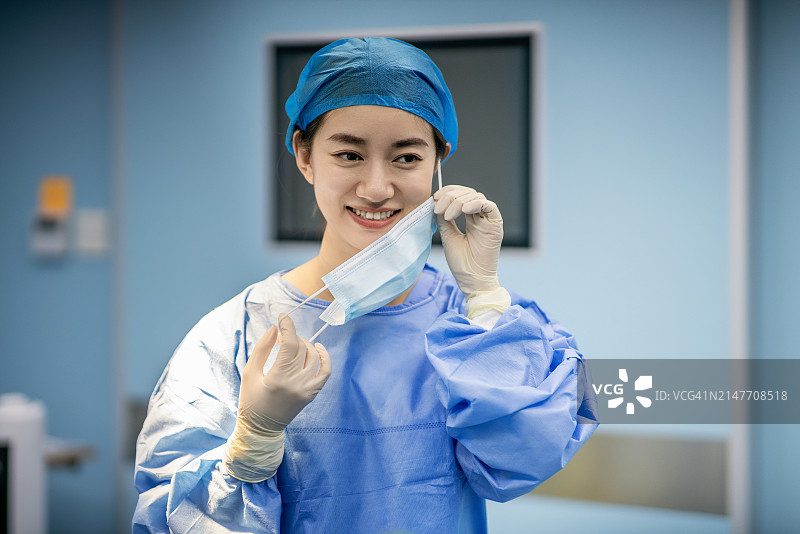 手术室里的年轻护士肖像图片素材