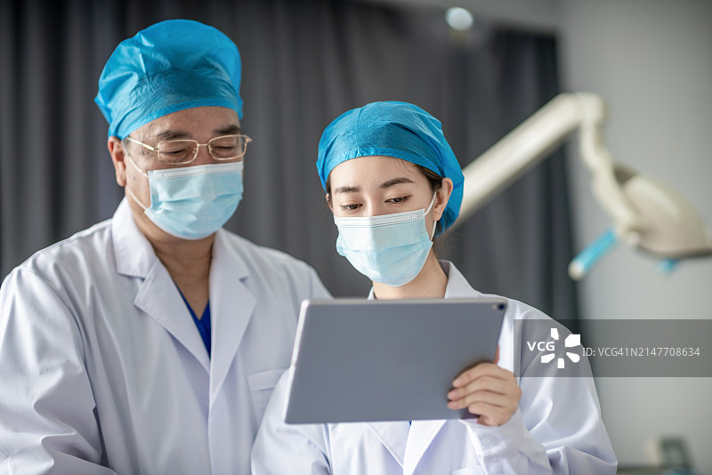 医生和护士准备牙科治疗图片素材