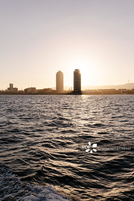 日落时分从帆船上眺望巴塞罗那图片素材