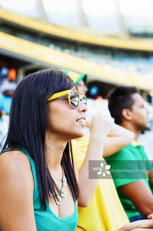 体育迷：体育场内的足球迷图片素材