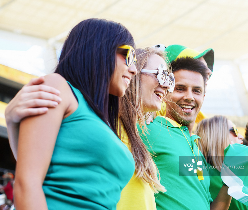 体育迷：体育场内欢呼的足球支持者图片素材