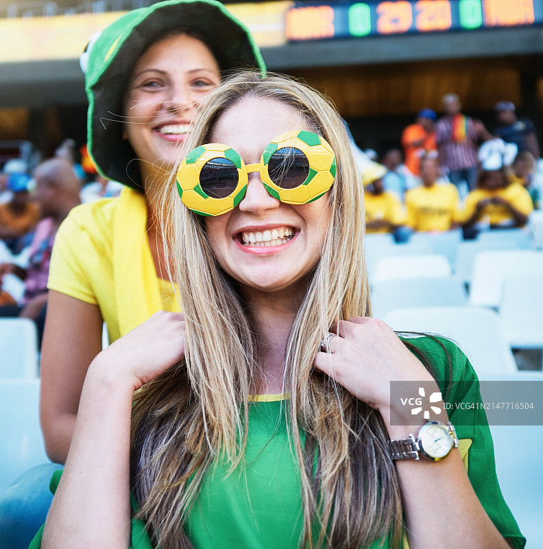 体育迷：体育场内快乐微笑的足球支持者图片素材