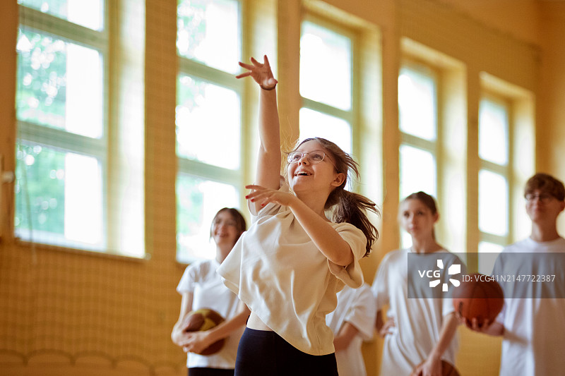 高中生篮球训练图片素材