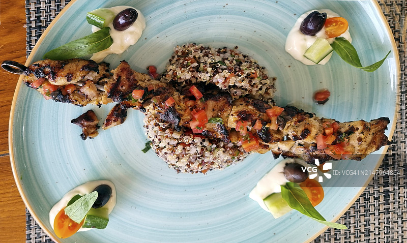 毛里求斯岛上的藜麦鸡肉串图片素材