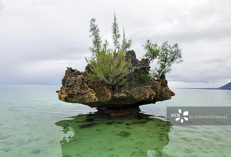 毛里求斯岛西海岸泻湖中的水晶岩石图片素材