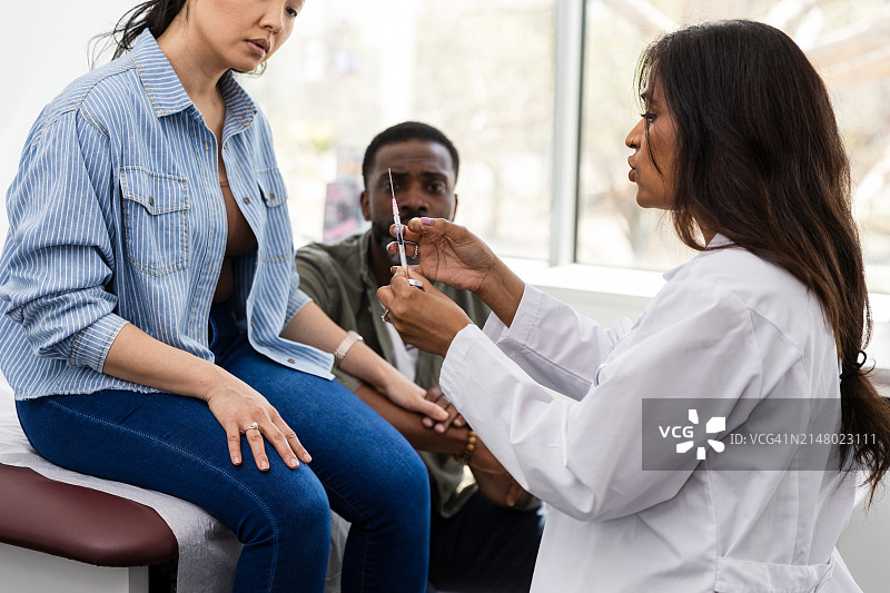 女医生为不同夫妇提供试管婴儿指导图片素材