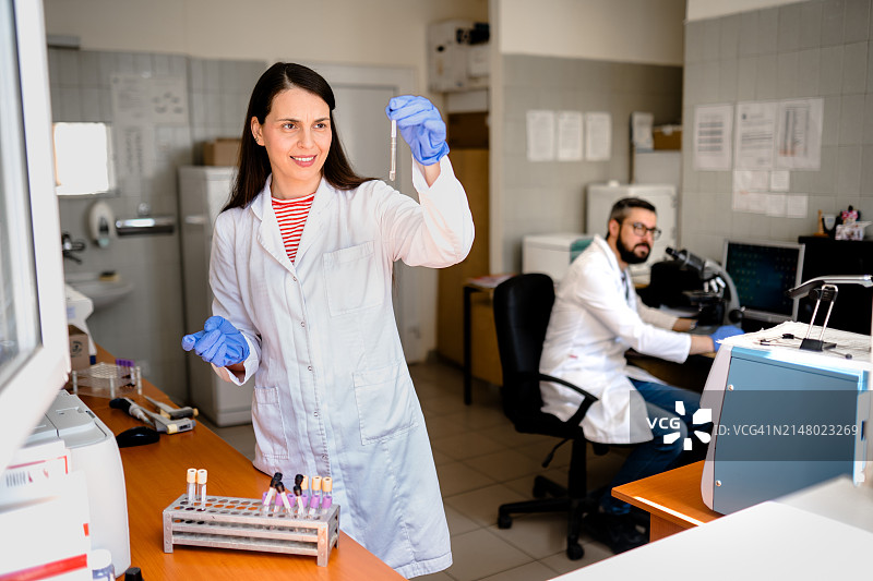 医务工作者在实验室工作图片素材