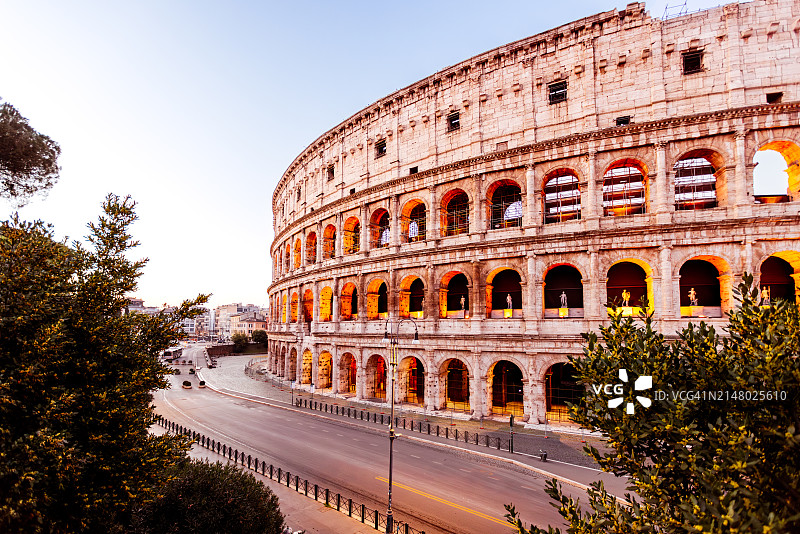 意大利罗马黄昏时分的照明斗兽场高视角图片素材
