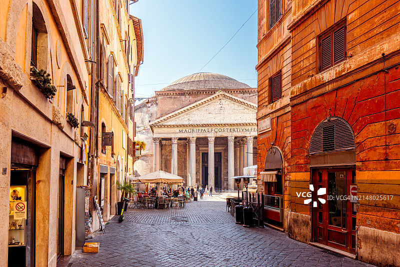 阳光明媚的意大利罗马街道，万神庙景观图片素材