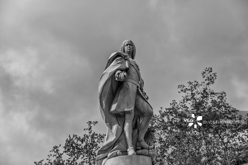 巴黎别墅广场花园中的费迪南六世雕像图片素材